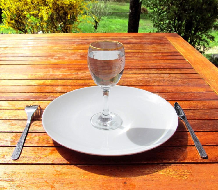 vasten1-Fasting_4-Fasting-a-glass-of-water-on-an-empty-plate