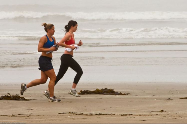 vasten Two female joggers fasting intermittent